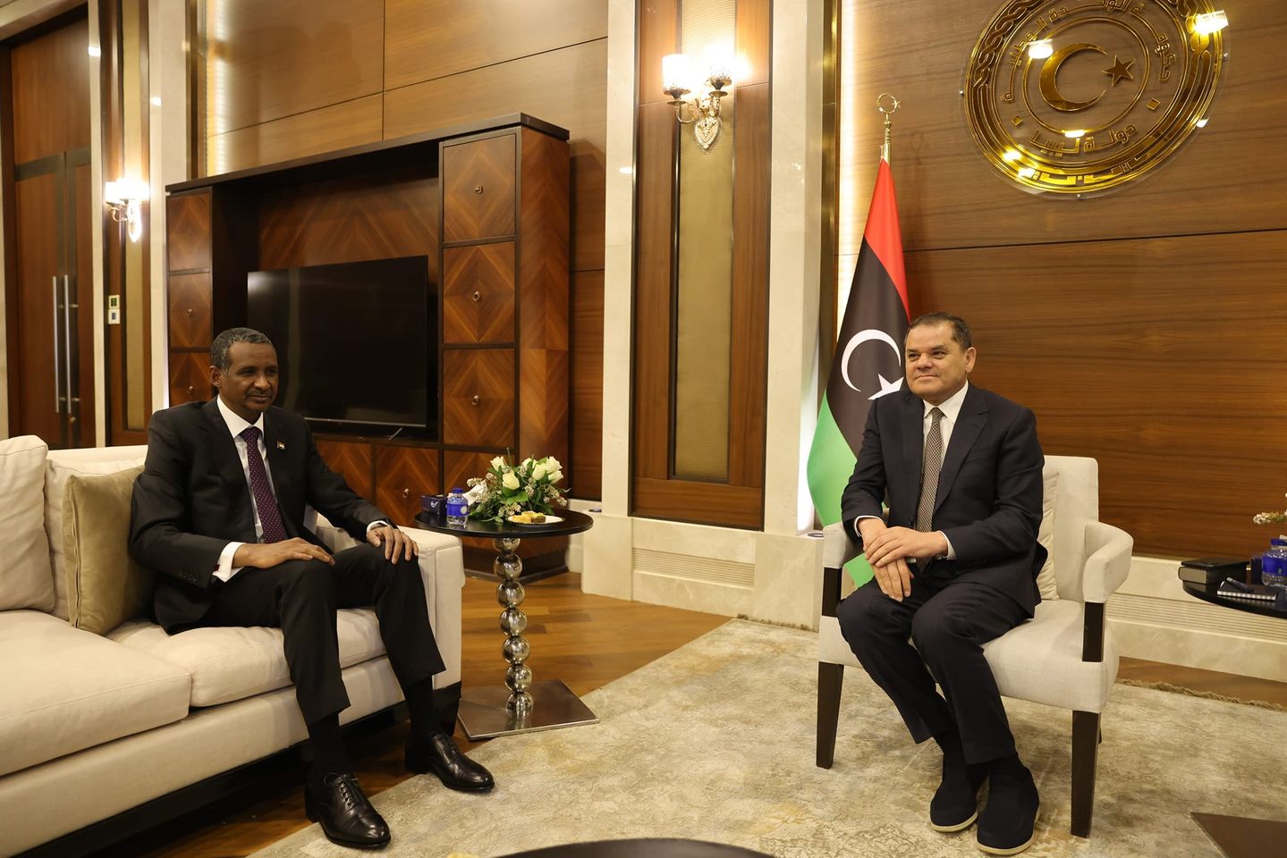 الدبيبة يستقبل قائد قوات الدعم السريع بالسودان بعد يومين من زيارة البرهان .