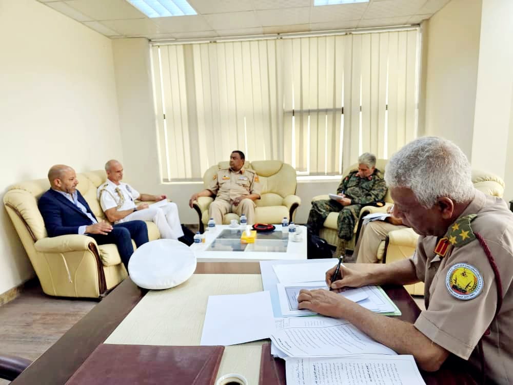 رئيس ركن حرس الحدود يبحث مع الملحلق العسكري الإيطالي تفعيل الاتفاقيات المتعقلة بملف الهجرة الغير الشرعية وسبل مكافحتها.