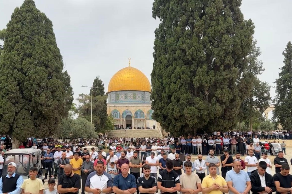 40 ألفا يؤدون صلاة الجمعة في المسجد الأقصى .