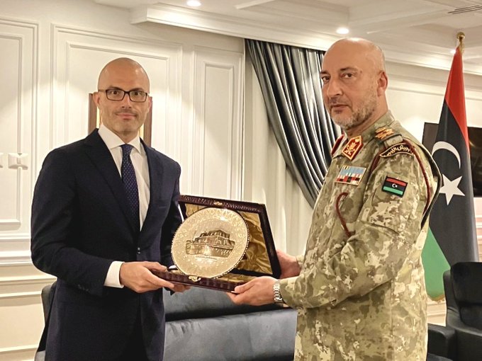 سفير الاتحاد الأوروبي لدى ليبيا ورئيس اركان الجيش الليبي يستعرضان التطورات الإقليمية .