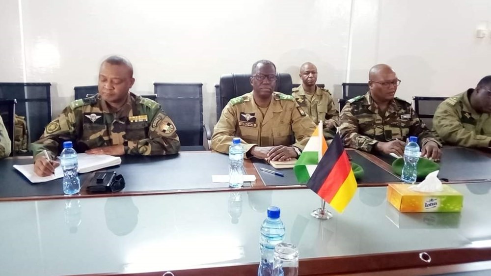 ألمانيا والنيجر توقعان اتفاقا يتيح للجيش الألماني مواصلة استخدام القاعدة الجوية في نيامي. ألمانيا والنيجر توقعان اتفاقا يتيح للجيش الألماني مواصلة استخدام القاعدة الجوية في نيامي.
