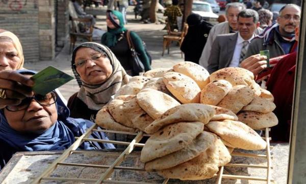 الحكومة المصرية : لا صحة لإصدار قرار بتقليص حصة المواطن من الخبز المدعم على البطاقات التموينية .