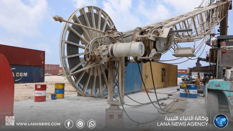  مهندسو المنطقة الحرة جليانة يشرعون في صيانة آلة رفع ألمانية متوقفة منذ عام .