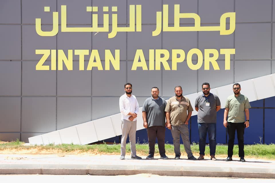 مدير إدارة الإنشاءات والمرافق بمصلحة المطارات يقوم بجولة ميدانية لمطار الزنتان . 