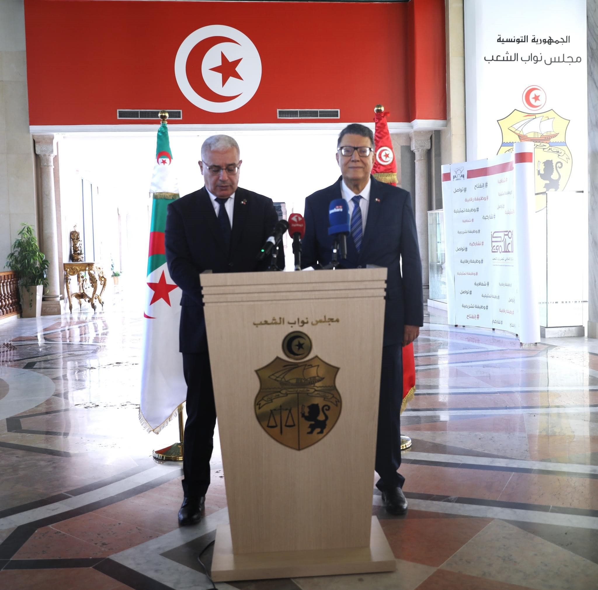 تونس والجزئر تجددان دعمهما لحلّ ليبي ليبي دون تدخّل أجنبيّ. تونس والجزئر تجددان دعمهما لحلّ ليبي ليبي دون تدخّل أجنبيّ.
