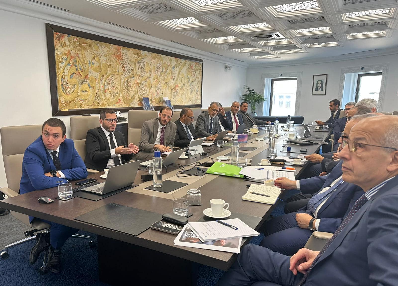 المحافظ ونائبه يبحثان في لندن استراتيجية مصرف ليبيا المركزي في الشمول المالي لتسريع الدفع الإلكتروني .