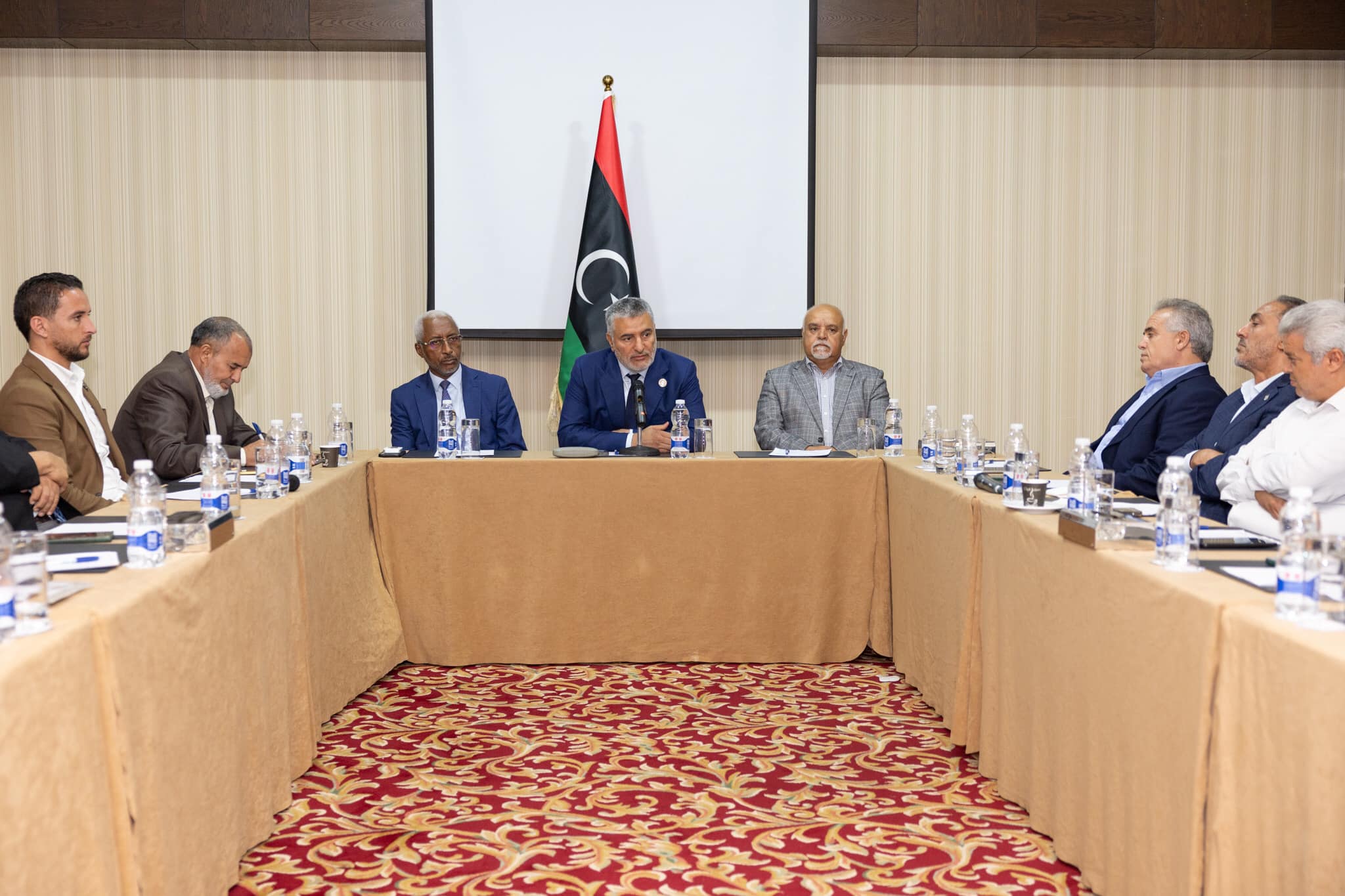 عدد من عمداء البلديات خلال لقائهم تكالة يؤكدون دعمهم لقرار الأعلى للدولة رفض الميزانية العامة . عدد من عمداء البلديات خلال لقائهم تكالة يؤكدون دعمهم لقرار الأعلى للدولة رفض الميزانية العامة .