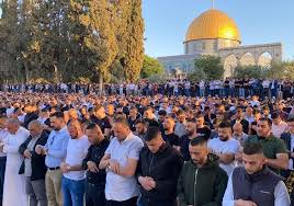 50 ألف فلسطيني يؤدون صلاة الجمعة في رحاب المسجد الأقصى . 50 ألف فلسطيني يؤدون صلاة الجمعة في رحاب المسجد الأقصى .
