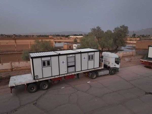 الحكومة المكلفة من النواب تسلم عدد من أهالي منطقة (( إيسين)) منازل جاهزة مؤقتة لحين الانتهاء من إصلاح بيوتهم التي تضررت بشدة جراء الكارثة الطبيعية الأخيرة.