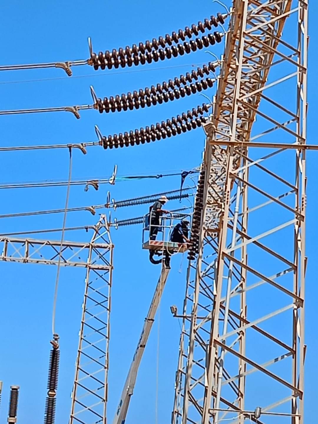 شركة الكهرباء: فرق صيانه خطوط الجهد الفائق تواصل عملها بمحطة الجميل لرفع كفاءة الشبكة