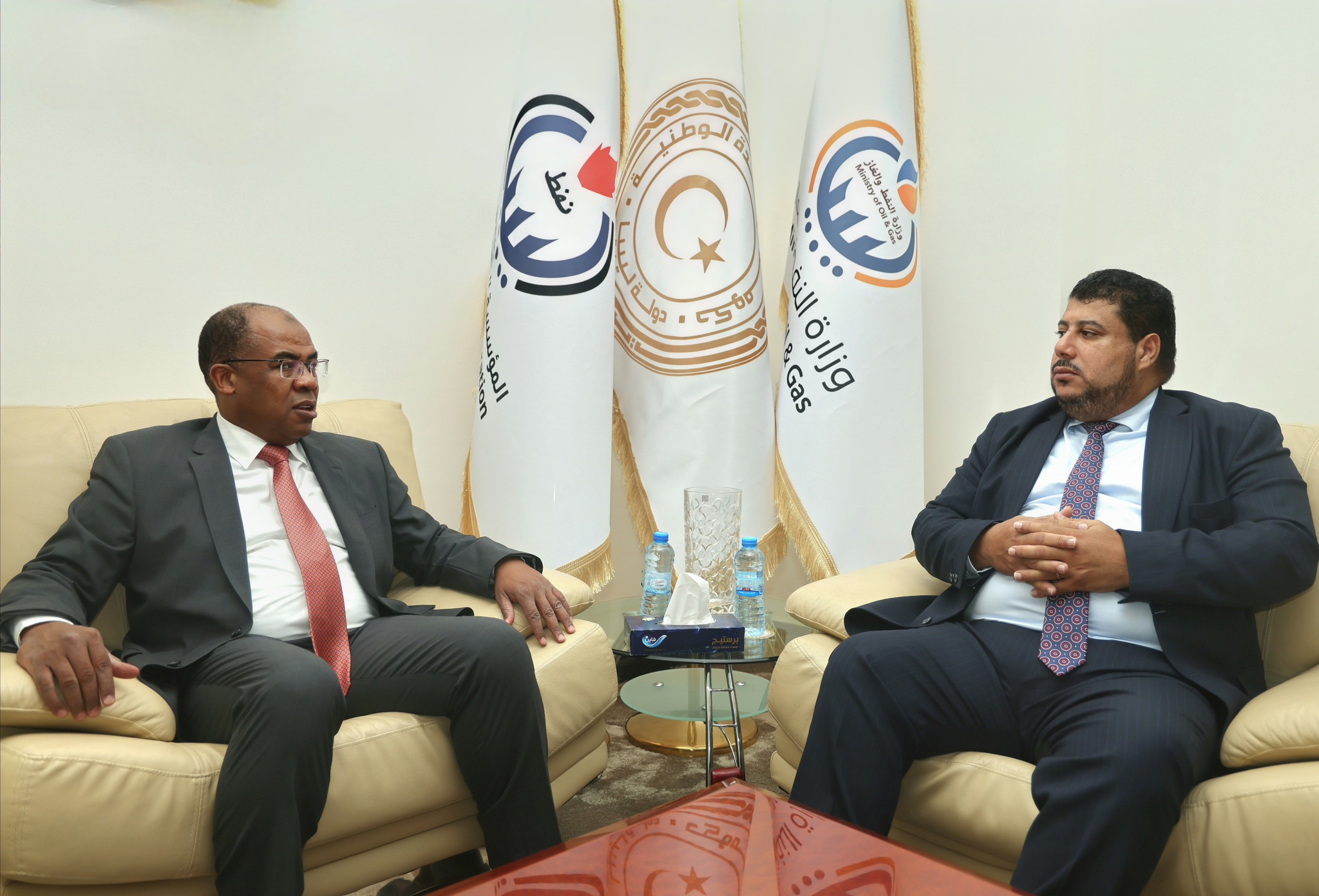 عبدالصادق يناقش مع رئيس مجلس إدارة المؤسسة الوطنية للنفط المكلف نشاطات المؤسسة المتعلقة بزيادة معدلات الانتاج . عبدالصادق يناقش مع رئيس مجلس إدارة المؤسسة الوطنية للنفط المكلف نشاطات المؤسسة المتعلقة بزيادة معدلات الانتاج .