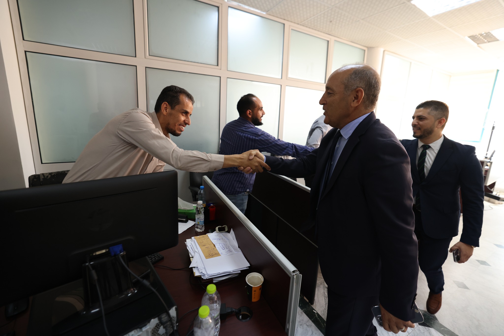 المحافظ المكلف يتفقد استئناف العمل بإدارة العمليات بالمركزي .