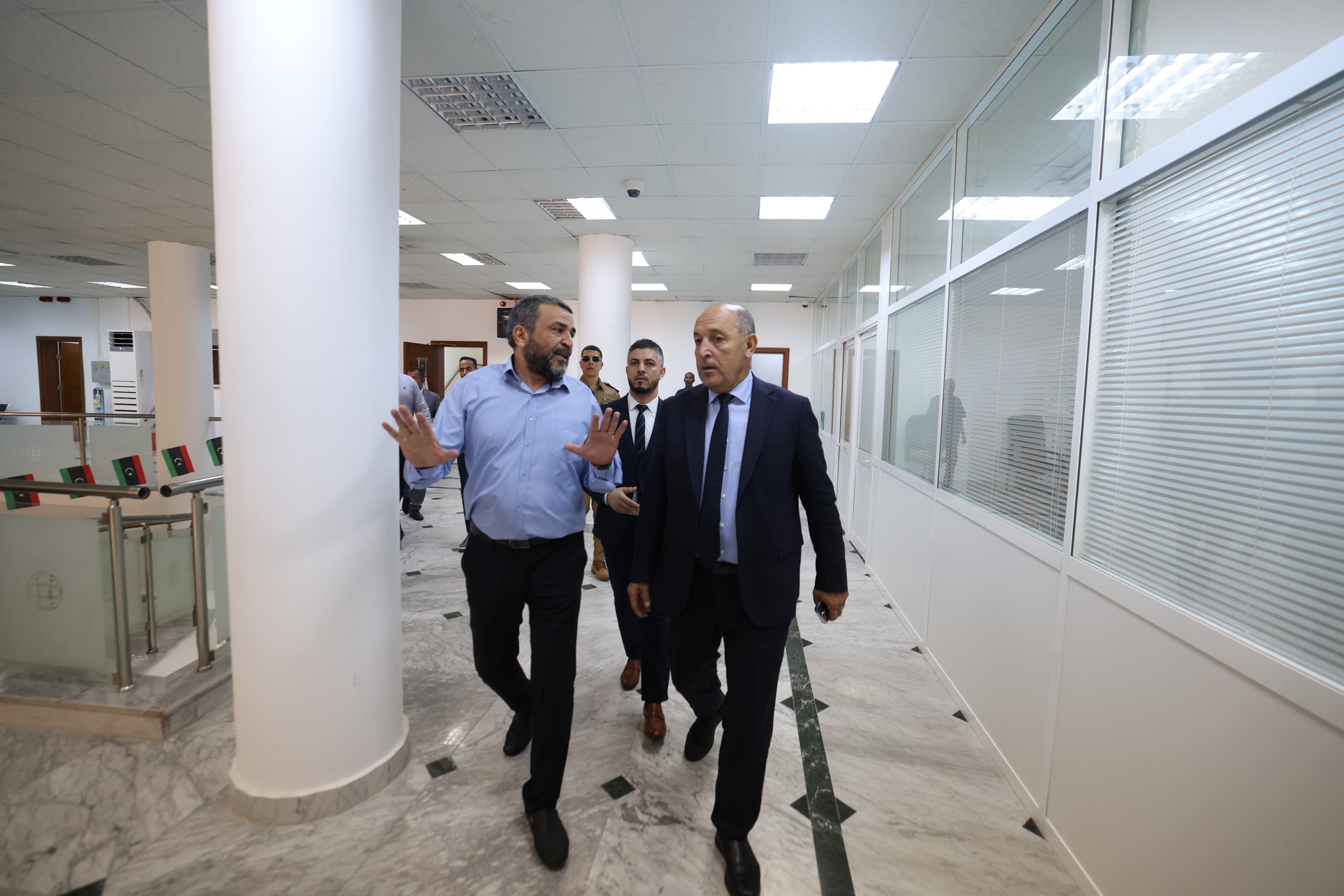 بعد تكليفه محافظا لمصرف ليبيا المركزي مؤقتا من الرئاسي (غفار ) يتفقد استئناف العمل بإدارة العمليات بالمصرف .