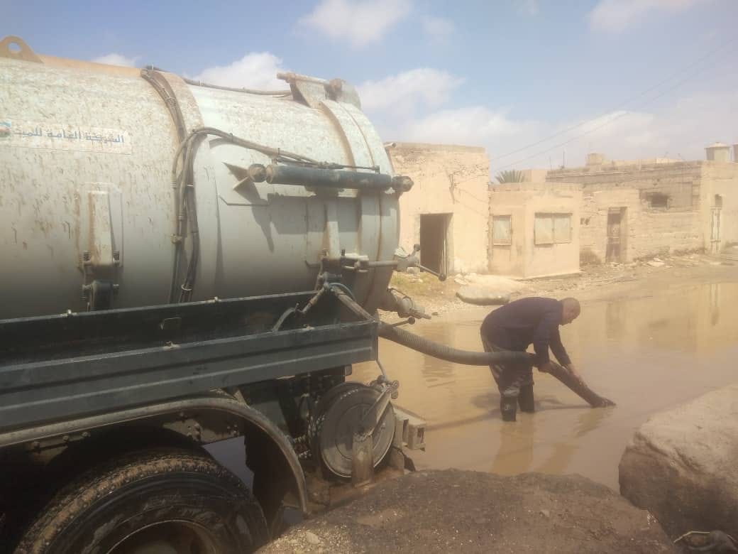شركة المياه والصرف الصحي : شفط مستنقعات مياه الأمطار داخل أحياء منطقة الظهرة ببني وليد .