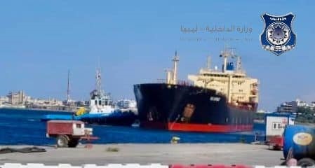 وصول ناقلة وقود إلى ميناء طرابلس والداخلية تدعو المواطنين الى الابتعاد عن الازدحام.