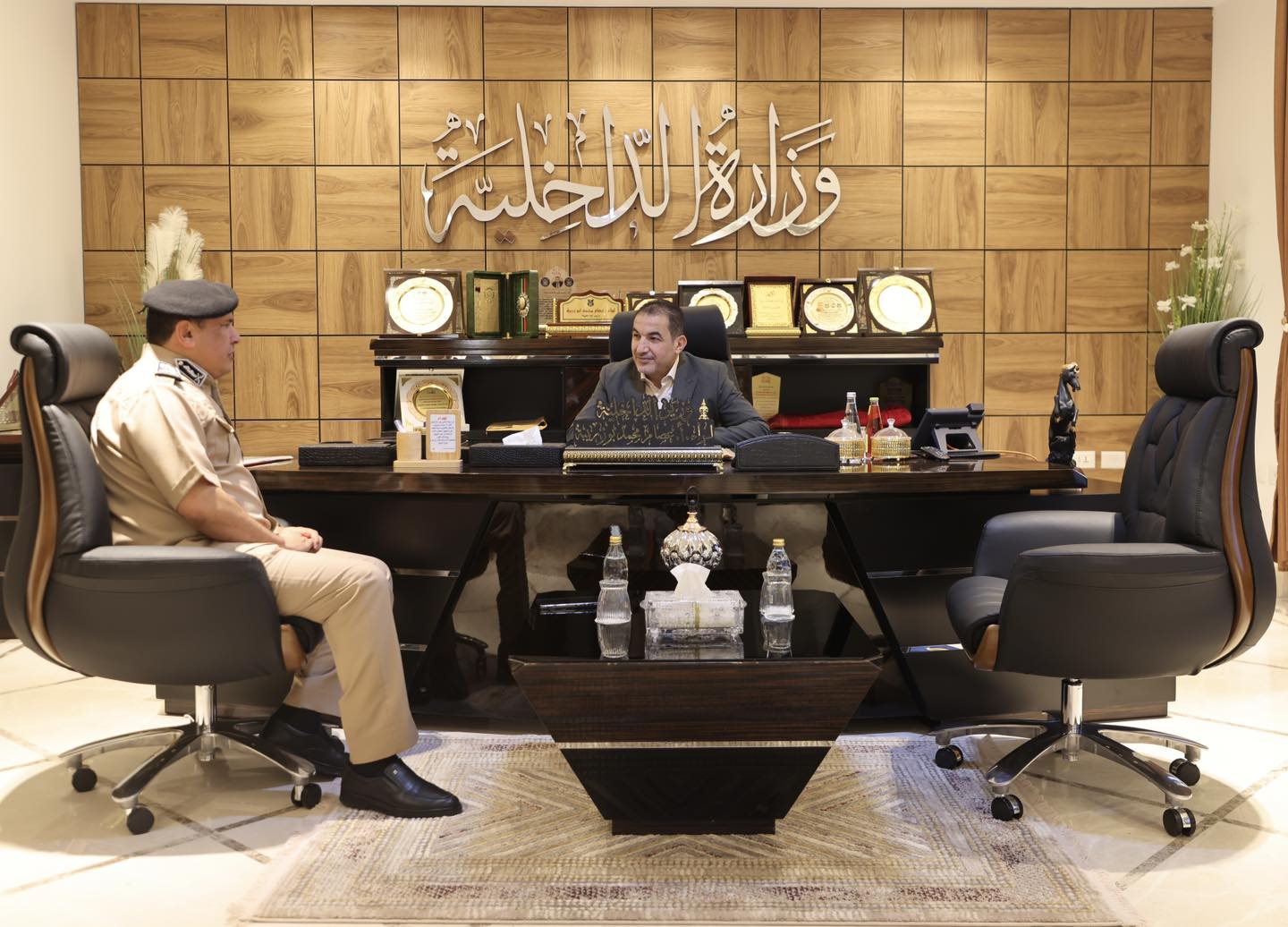 اللواء ( ابوزريبة ) يستعرض مع مدير امن سبها آلية مواجهة تزايد نشاط ظاهرة الهجرة غير الشرعية في الجنوب .
