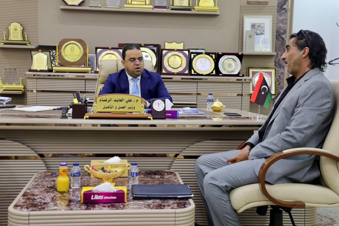 وزير العمل يتابع مع مدير مكتب العمل الزويتينه سلطان تنظيم سوق العمل .
