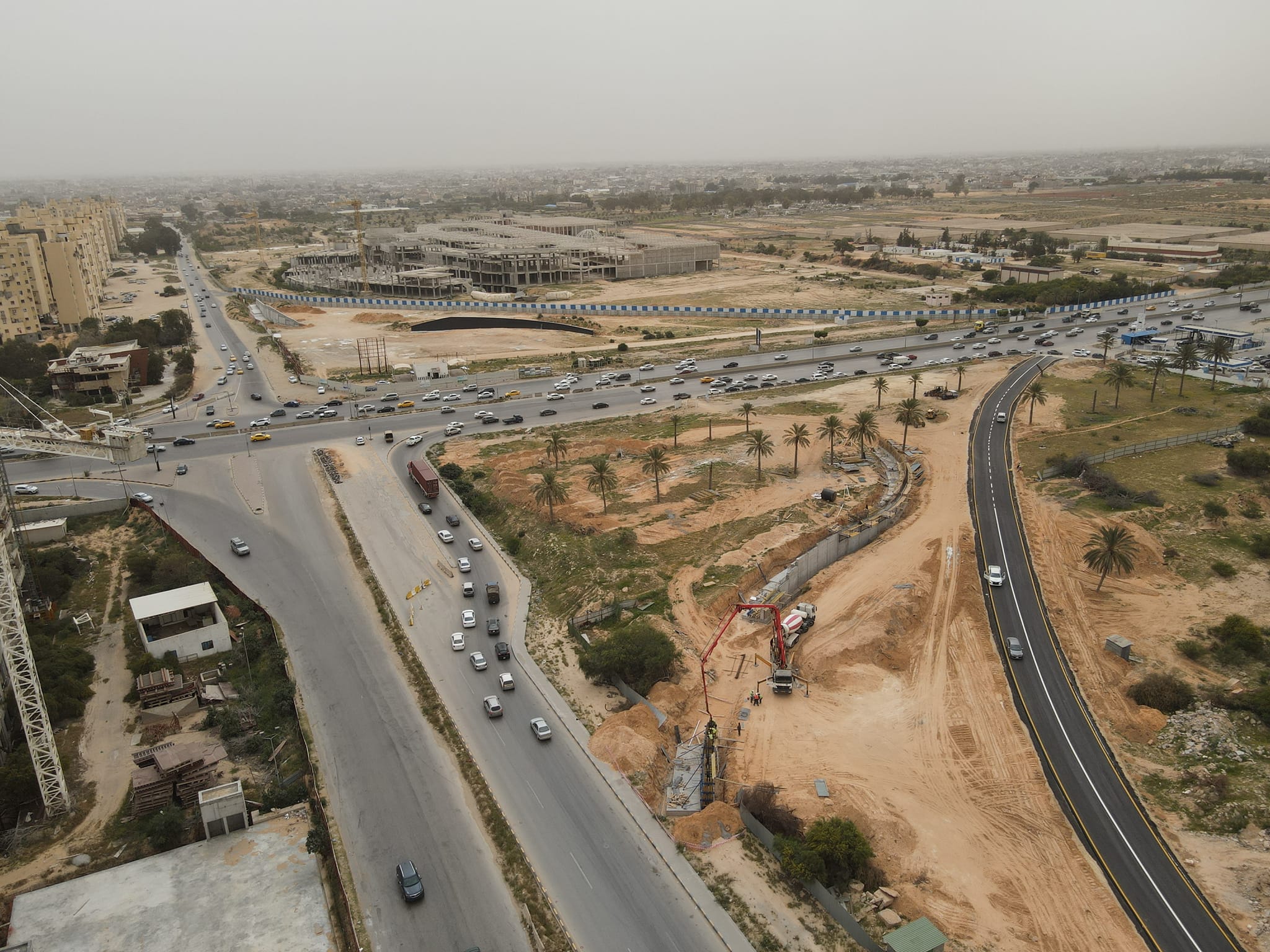  إغلاق طريق المطار أسفل الجسر الحديدي في اتجاه واحد لإزالة الأجزاء المتبقية . 