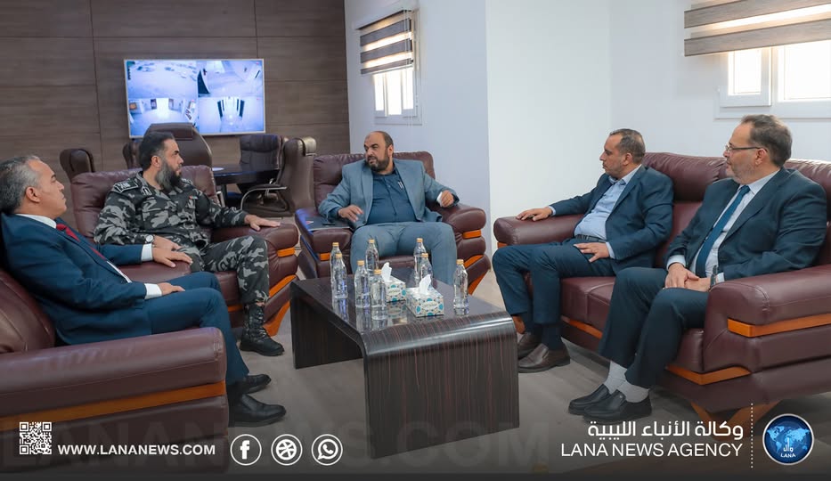 وفدً من مكتب النائب العام يبحث مع ادارة العمليات الأمنية في بنغازي تعزيز التعاون والتنسيق بين الأجهزة الأمنية والقضائية.