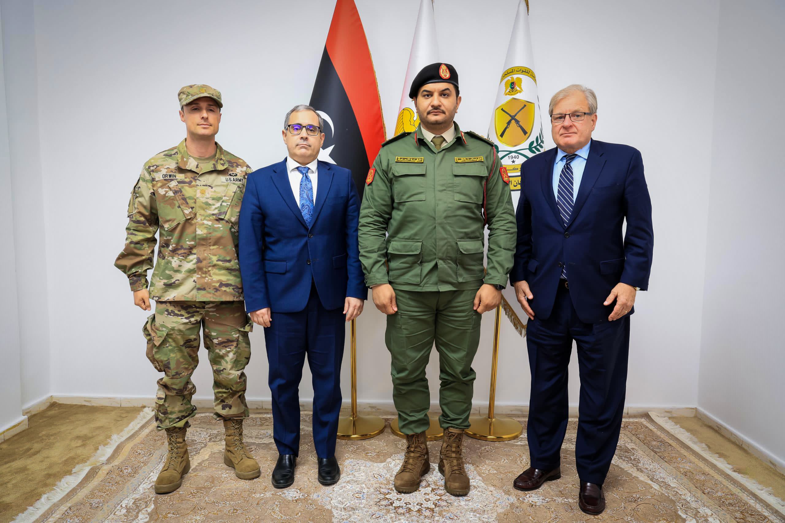 ( ريتشارد نورلاند ) يلتقي عدد من المسؤولين الأمنيين والعسكريين في سبها.
