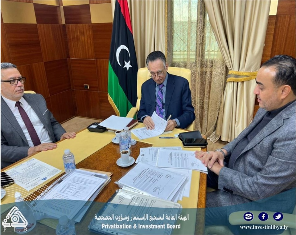 وزير الاقتصاد والتجارة يعتمد قرارات لتطوير الاقتصاد وتنويع مصادر الدخل . وزير الاقتصاد والتجارة يعتمد قرارات لتطوير الاقتصاد وتنويع مصادر الدخل .