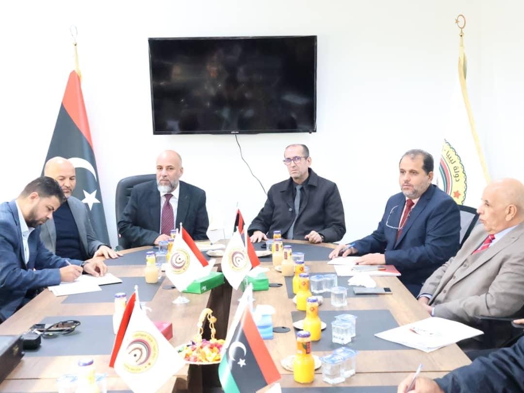 مركز إدارة وتشغيل المنافذ البرية ومصلحة النقل البري يبحثان تسهيل عبور الحافلات وتنظيم النقل البري عبر منفذ رأس أجدير.