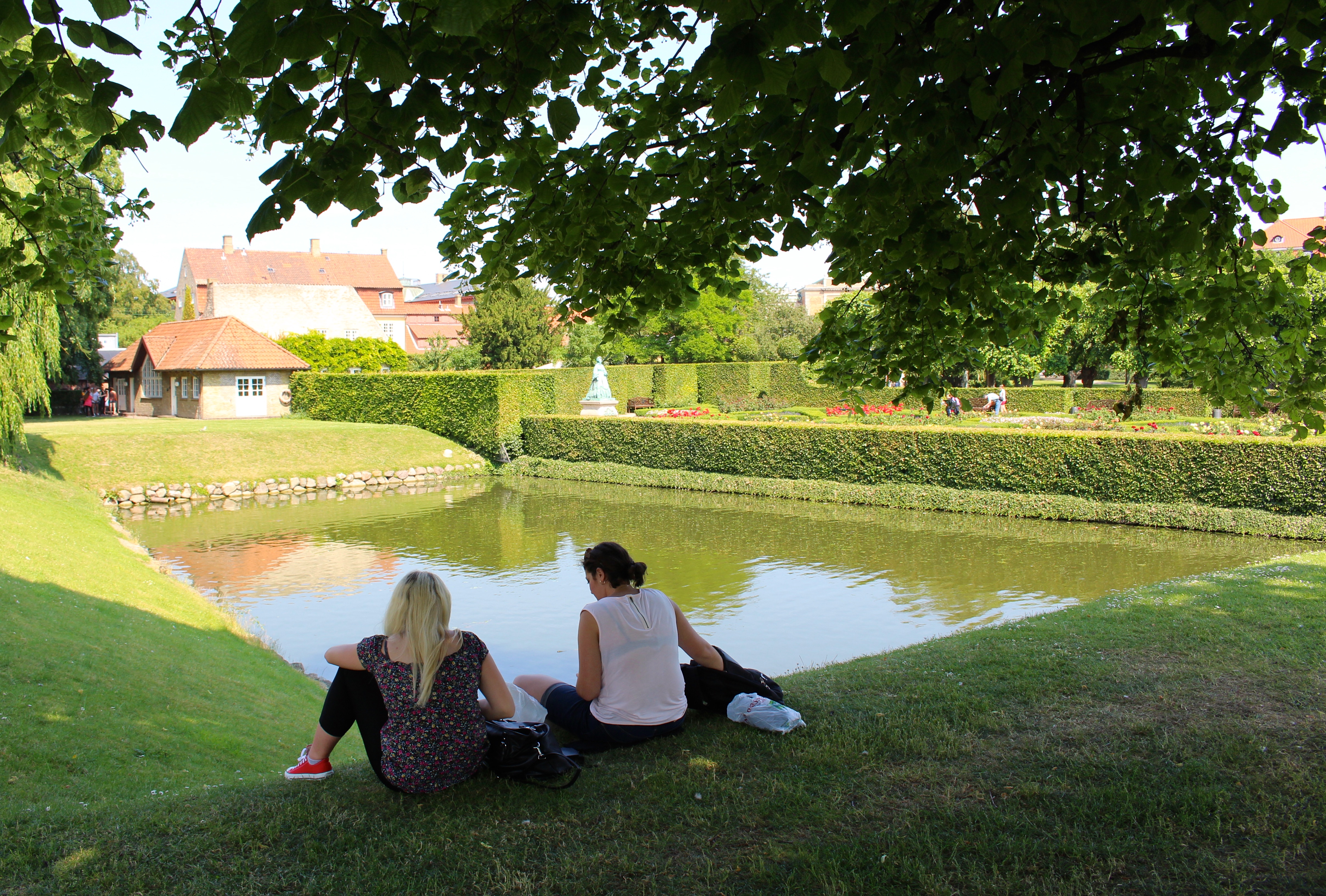 Learn about the four most common warning signs. The King's Garden at Rosenborg Castle: Copenhagen ...