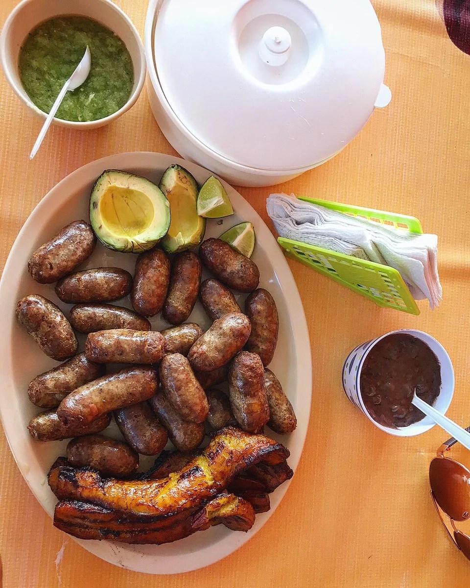 La butifarra, el embutido de mayor tradición en Tabasco La tradición dicta que para disfrutar la butifarra primero hay que partirla en dos, colocada dentro de una tortilla recién hecha, untarle una salsa a base de repollo, cebolla y chile habanero, para luego dejarle caer unas gotitas de limón y algo de sal. https://larevistadelsureste.com La butifarra, el embutido de mayor tradición en Tabasco La tradición dicta que para disfrutar la butifarra primero hay que partirla en dos, colocada dentro de una tortilla recién hecha, untarle una salsa a base de repollo, cebolla y chile habanero, para luego dejarle caer unas gotitas de limón y algo de sal. https://larevistadelsureste.com