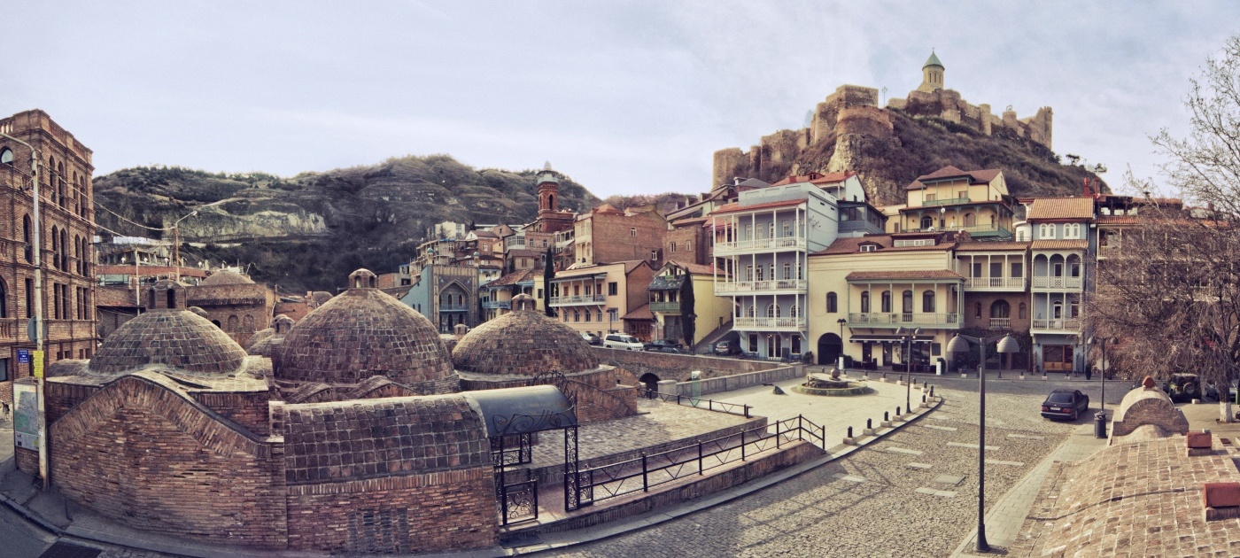 Пешеходная экскурсия начнется с посещения метехского храма, одного из самых известных памятников тбилиси. Vinnyj Tur Lazaretravels