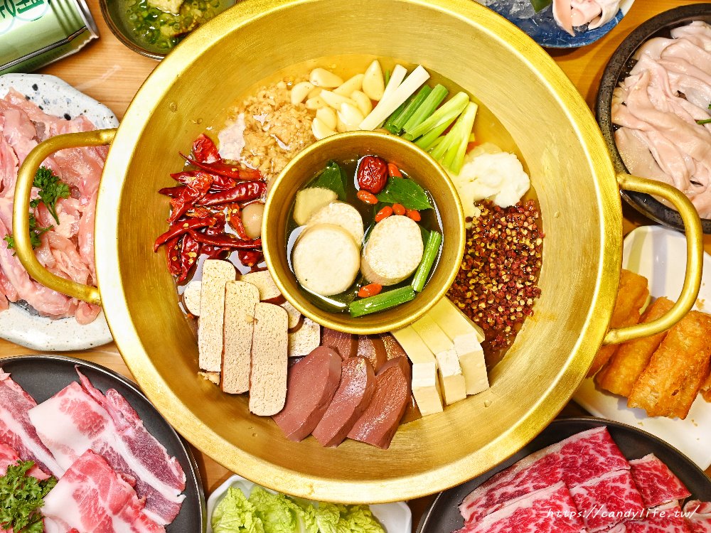打破你對麻辣鍋的印象！必吃24種辛香料爆炒而成鍋底，每一口超過癮！台中麻辣鍋推薦
