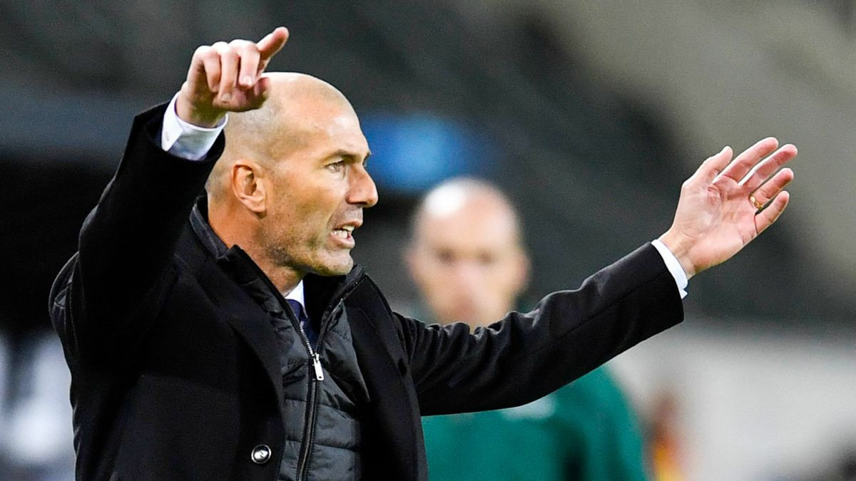 Zinédine zidane ehemaliger fußballspieler aus frankreich offensives mittelfeld zuletzt bei real madrid * 23.06.1972 in marseille, frankreich Mercato Mercato Om Les Regrets De Zinedine Zidane Avec L Om