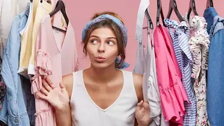 لماذا يجب خلع الملابس فور الوصول للمنزل؟.. 9 فوائد ستفاجئك:تبدو عادة خلع الملابس فور الوصول للمنزل عادة بسيطة، ولكنها تحمل في طياتها فوائد صحية هامة ربما لم تكن تتوقعها. ووفقًا لما ورد عبر موقع news18، فإن أسباب خلع الملابس فور الوصول إلى ا