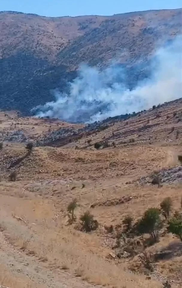 تضافر جهود عناصر الدفاع المدني وطوافات الجيش اللبناني لإخماد النيران في أحراج عزيبة الفوقا (جزين)