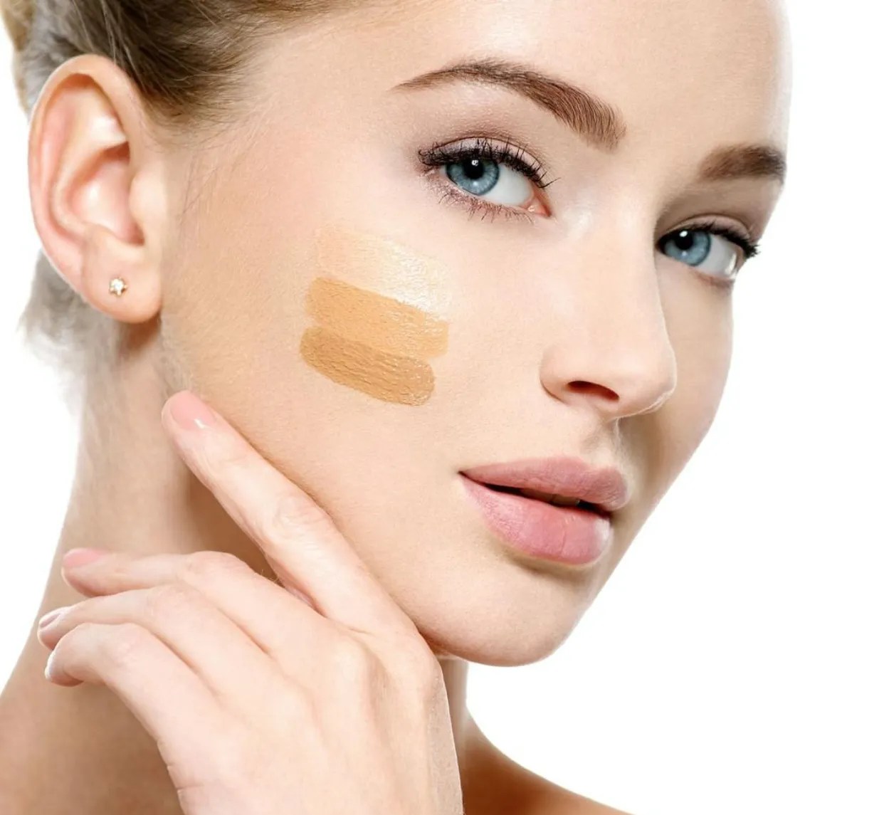 Fingers, Sponge or Brush? Foolproof Foundation Application Tips