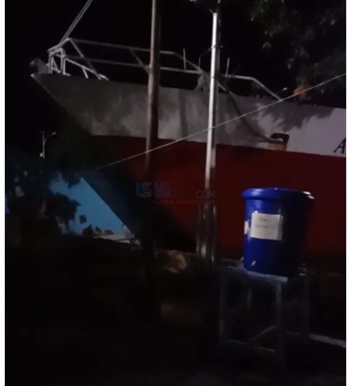 Handle Rusak, Kapal Malam Kendari-Raha Hantam Gapura Pelabuhan Raha -  Lentera Sultra