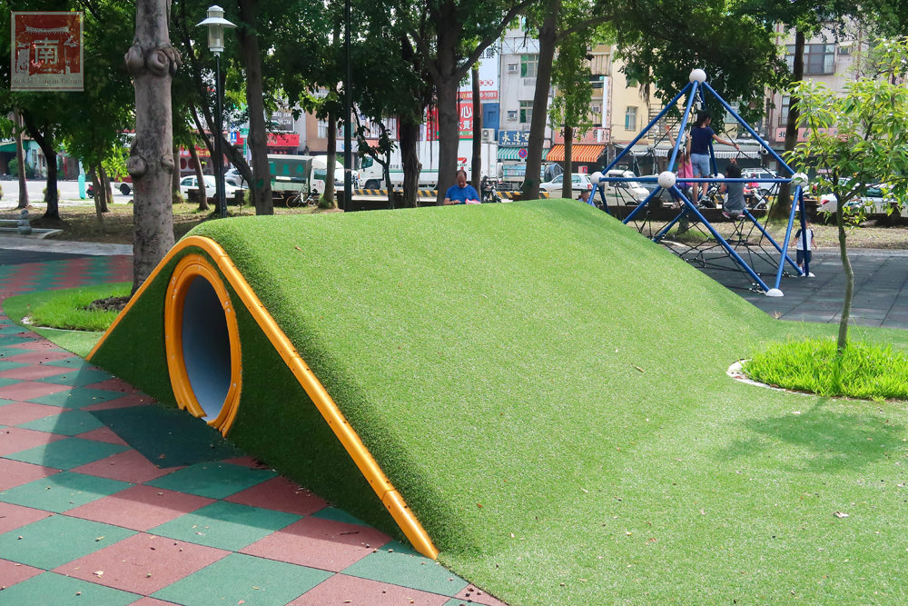 【南區景點】公園裡也有沙坑區｜兒童洗腳區｜管子山洞｜兒童攀岩~~水萍塭公園遊戲場