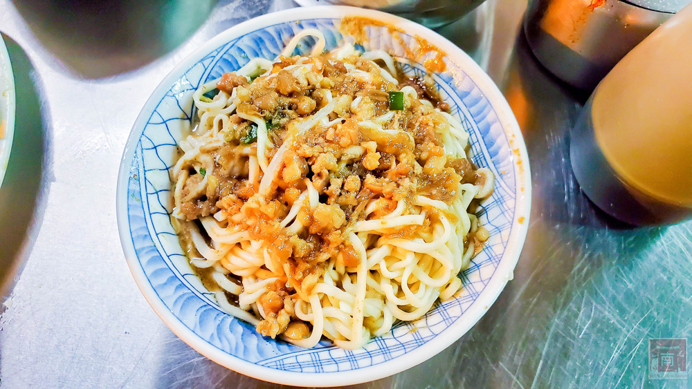 【台南美食】只能用非常便宜來形容｜在地30年小吃麵店｜水餃2元｜餛飩湯10元｜滷味隨意~~盧家麵食(里長乾麵)