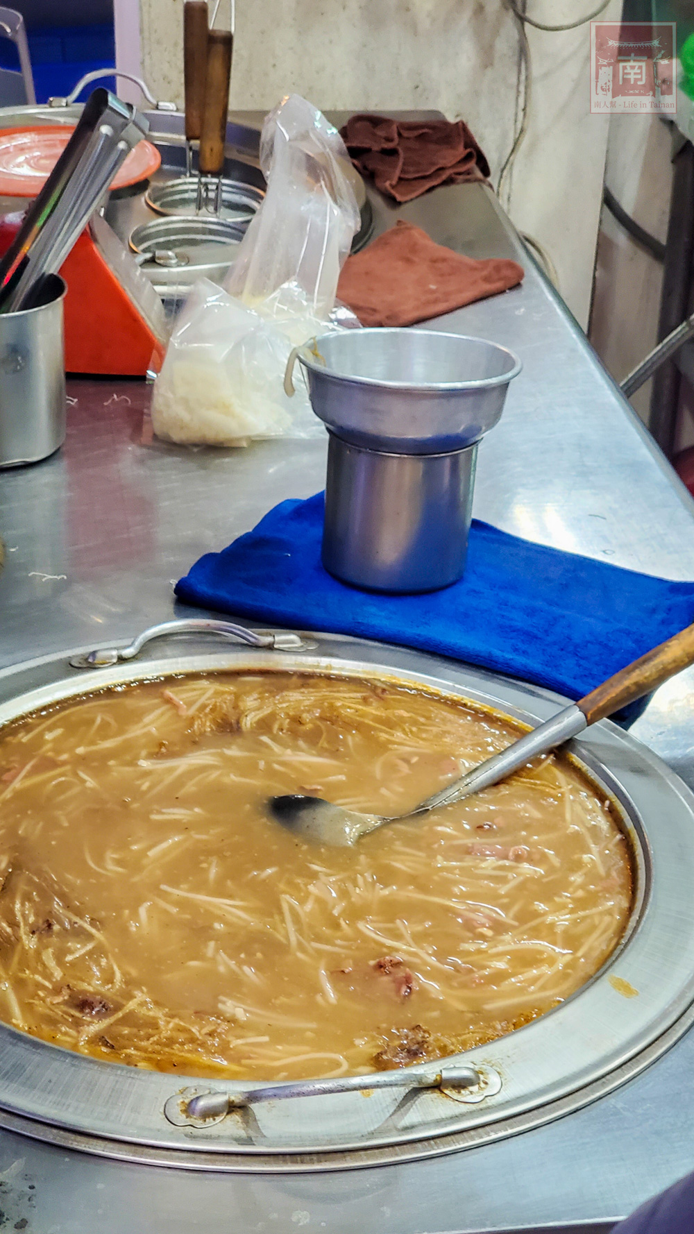 【臺南美食】大火快炒炒鱔魚口味的洋蔥炒鴨肉｜無骨鴨肉羹｜安南區海佃路美食~~尚興無骨生炒鴨肉羹