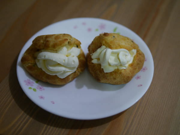 【365-09黑白做】芝麻鮮奶油泡芙
