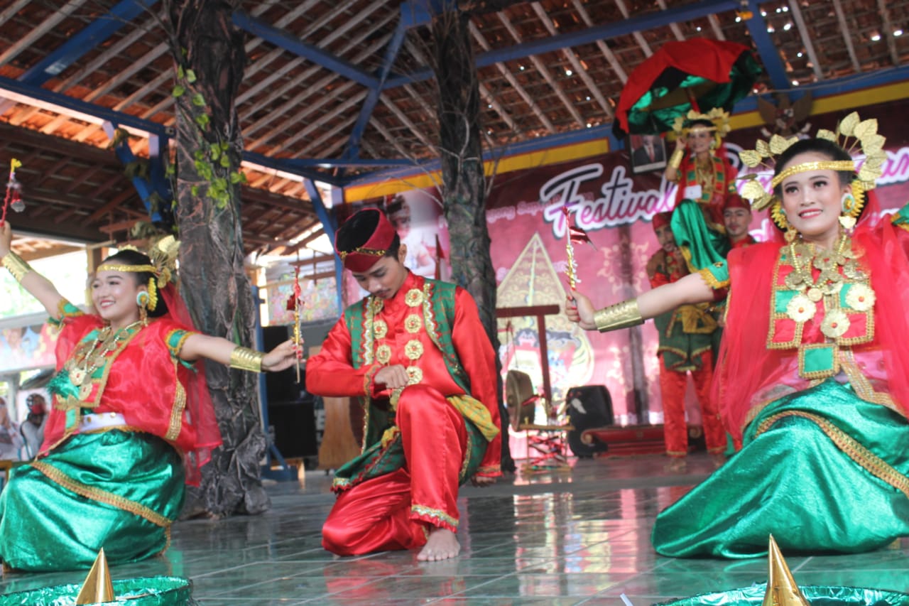 Tari Mammunu Sulawesi Barat Meriahkan Festival Bambangan Cakil 2020 -  Lintas Blora