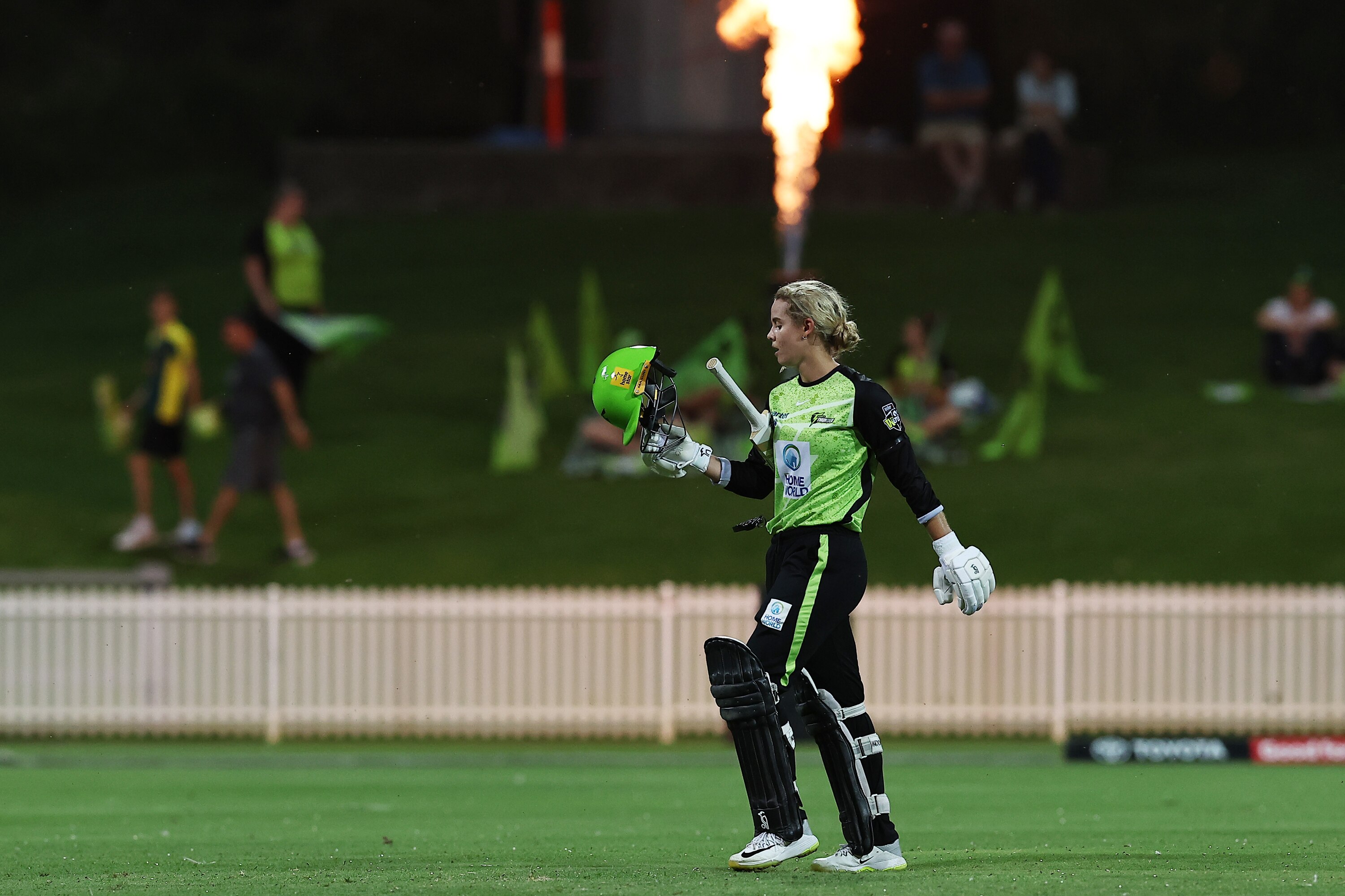 Phoebe Litchfield powers Sydney Thunder past Hobart Hurricanes in WBBL knockout final