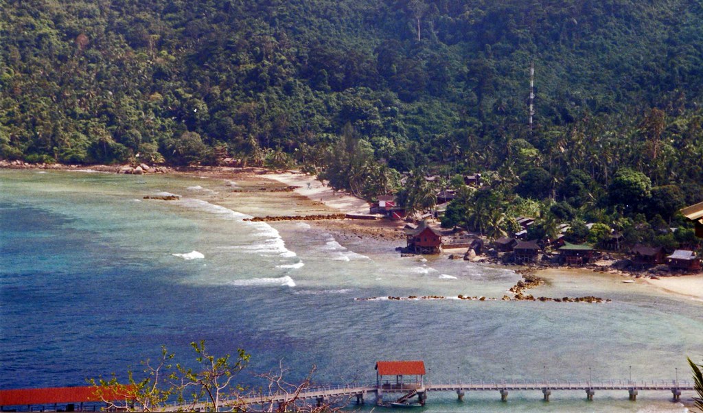Pulau tioman is een prachtig eiland aan de oostkust van maleisië. View Down To Salang Beach 1 Pulau Tioman Malaysia Flickr