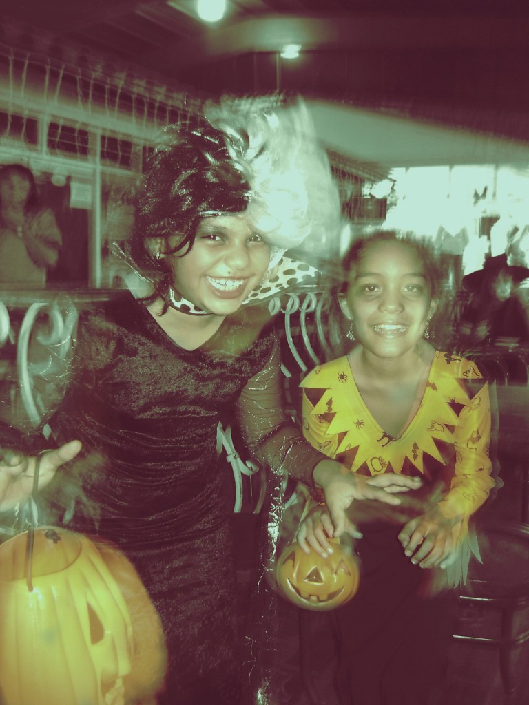 De beers high jewelry necklace,. Pequenas Brujas Halloween Ninas Celebrando Halloween En Flickr