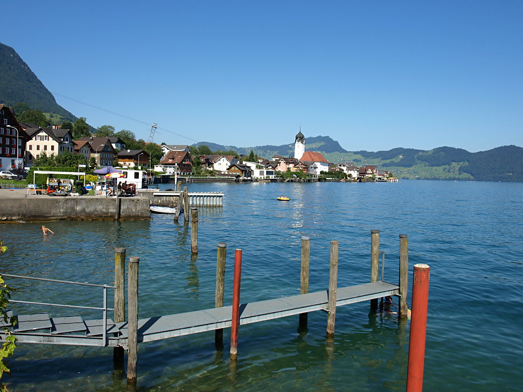 Il lago dei quattro cantoni, circondato da celebri destinazioni di escursioni in montagna, è il lago svizzero che offre la maggiore grande diversità di paesaggio. Beckenried Lago Dei Quattro Cantoni Svizzera Rodolfo Giunta Flickr
