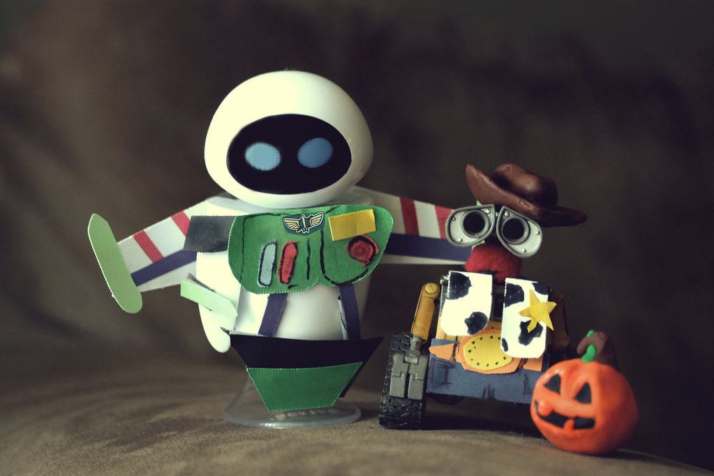 Every year, there’s that one superhero film, hit tv show or viral meme that inspires everyone’s costume ideas when halloween rolls around. Costume Party Of Course Wall E And Eve Wanted To Dress Up Flickr