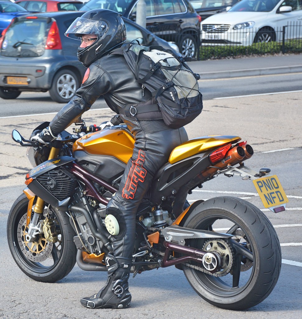 Molti si chiudono in garage con l'intenzione di creare la loro moto dei sogni, ma spesso errori e poca esperienza portano a un risultato a volte appena . Benelli TNT 899 Cafe Racer 10 | A rare find today in Abergavâ¦ | Flickr