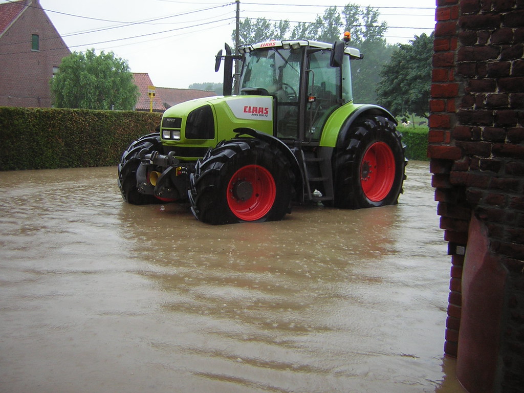 Claas Tracteur Dans Toutes Les Conditions Place De Cordes Flickr