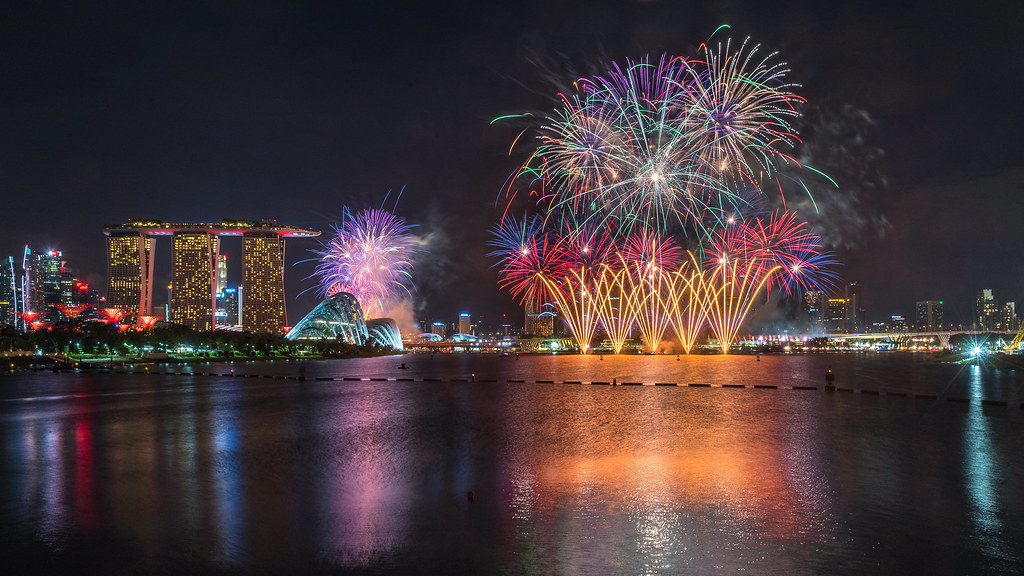 Singapore f1 grand prix fireworks. Singapore Grand Prix Fireworks Display | As the winner of Siâ¦ | Flickr