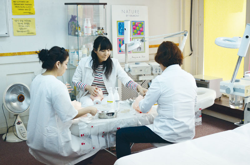 Individuals who are interested in a career in the beauty industry can enroll in . Dsc 0002little American Beauty Instituteã¯ æªçµé¨èããã§ããã¾ãã¾ãªåéã§ Flickr