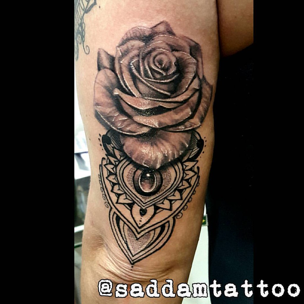 Referência De Internet. Rosa Realista E Mandala. Feito Com… | Flickr 1024_x_1024_jpg